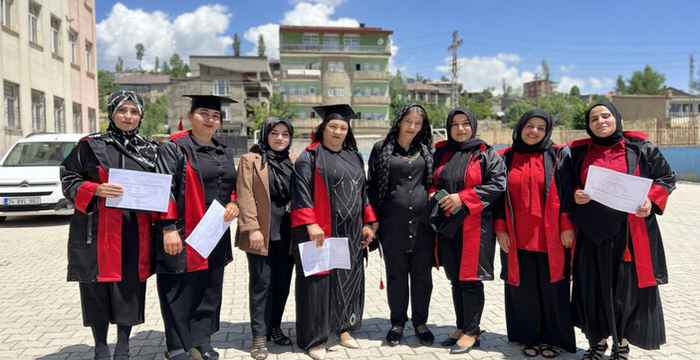 Irak ve İranlı kadınlar okuma yazmayı öğrenip, kep attı