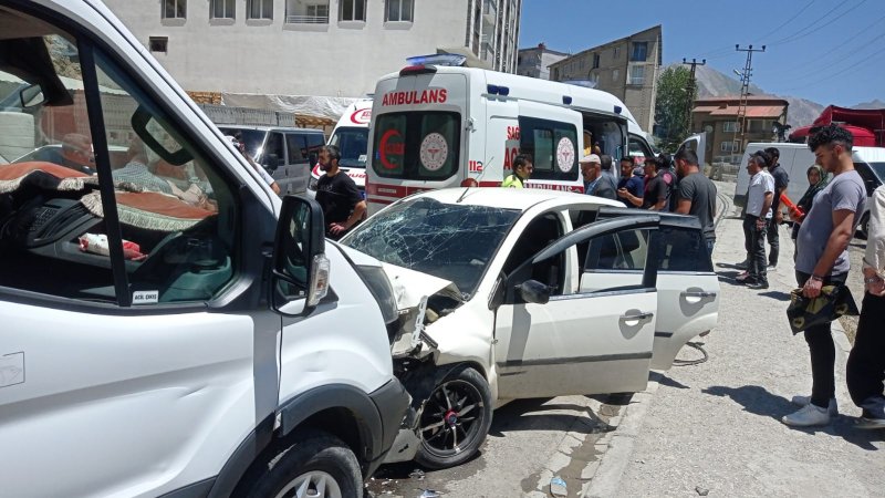 Hakkari'de trafik kazası: 3 yaralı
