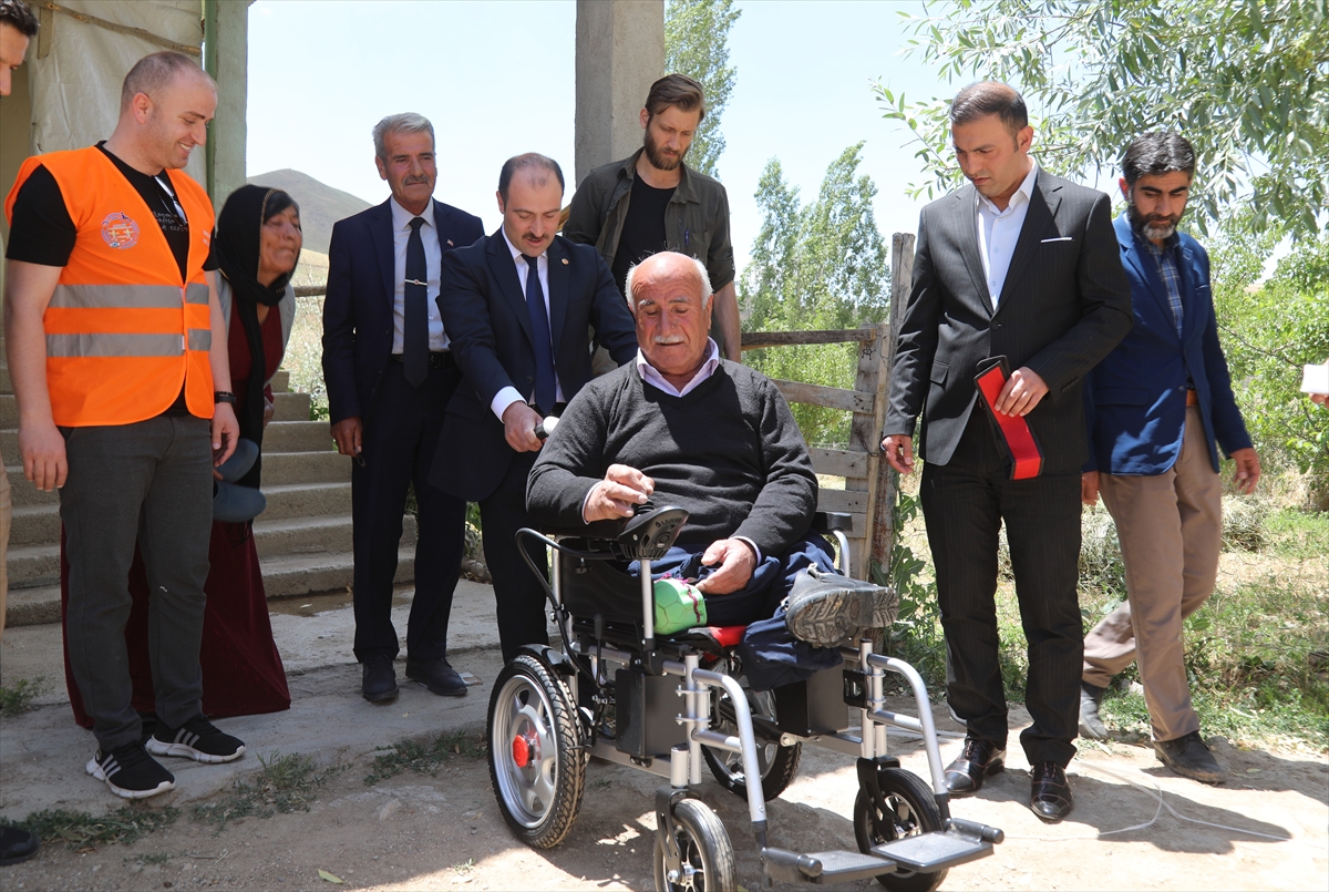 Doğan'a akülü tekerlekli sandalye hediye edildi