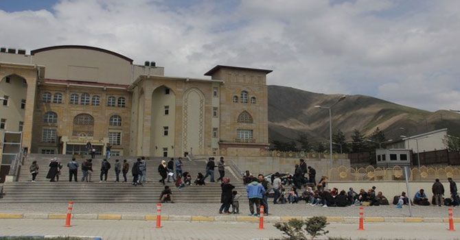 Mülteciler Hakkari Valiliğinin önünde toplandı