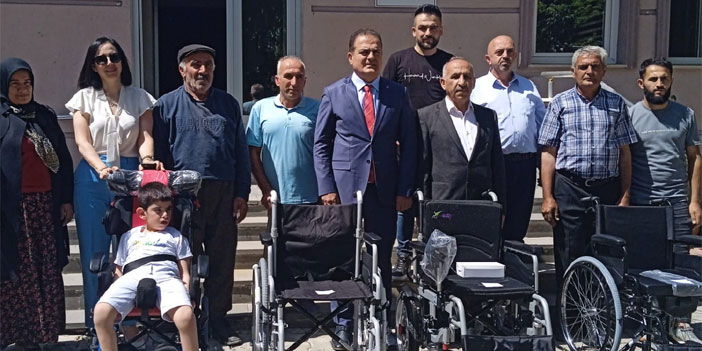 Hakkari'de engellilere sandalye dağıtıldı