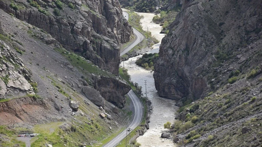 Zap suyuna giren dede ve iki torunu boğularak can verdi