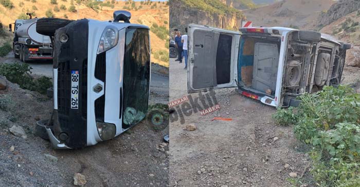 Çukurca'da Virajı alamayan minibüs yan yattı