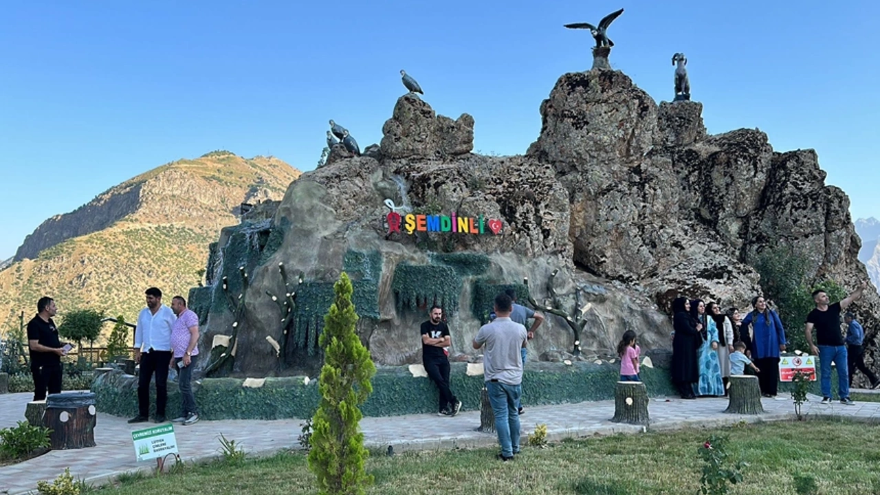 Şemdinli Seyir tepesi vatandaşların uğrak yeri oldu