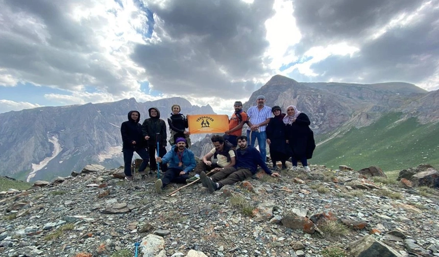 Yüksekova’nın saklı cenneti: Orşe Şelalesi ziyaretçilerini ağırlıyor