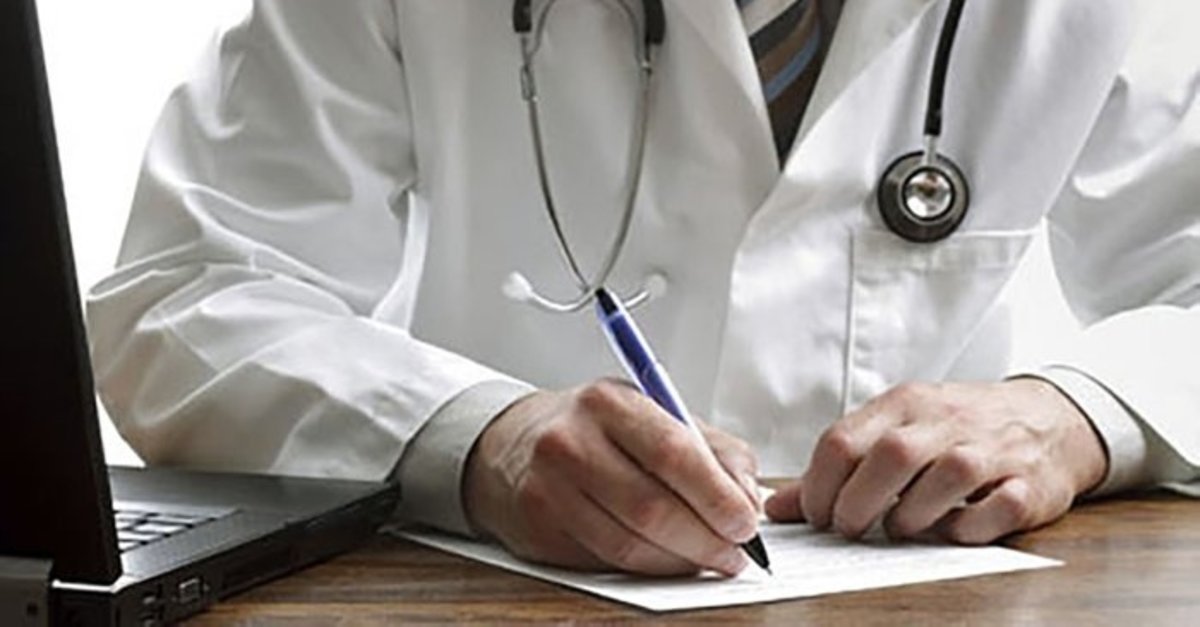 Uzman hekimlerin zorunlu hizmet süreleri yarıya düşürüldü