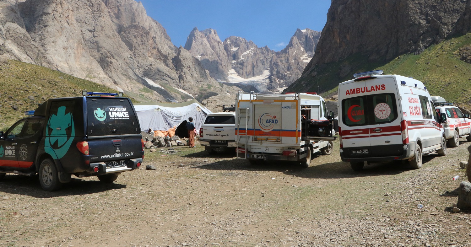 Hakkari'de kayıp 2 kişinin Arama kurtarma çalışmalarına ara verildi