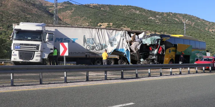 Otobüs ile TIR çarpıştı: 1 ölü, 34 yaralı