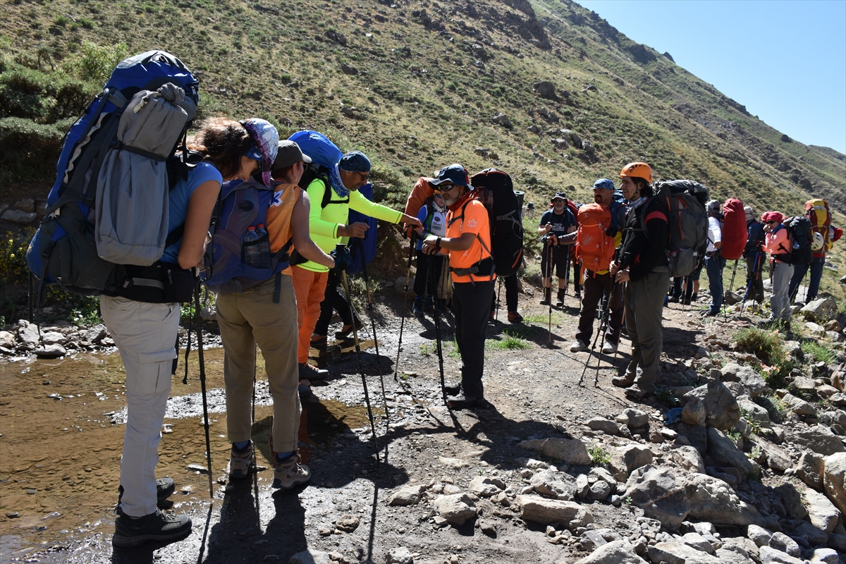 Hakkari'de Uludoruk zirve tırmanışı başladı