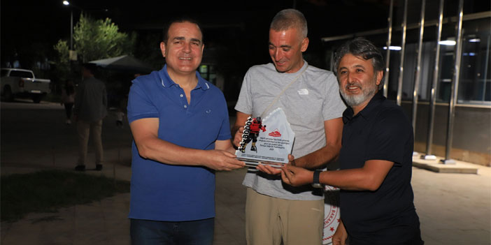 Uludoruk tırmanışına katılan dağcılara katılım belgesi verildi