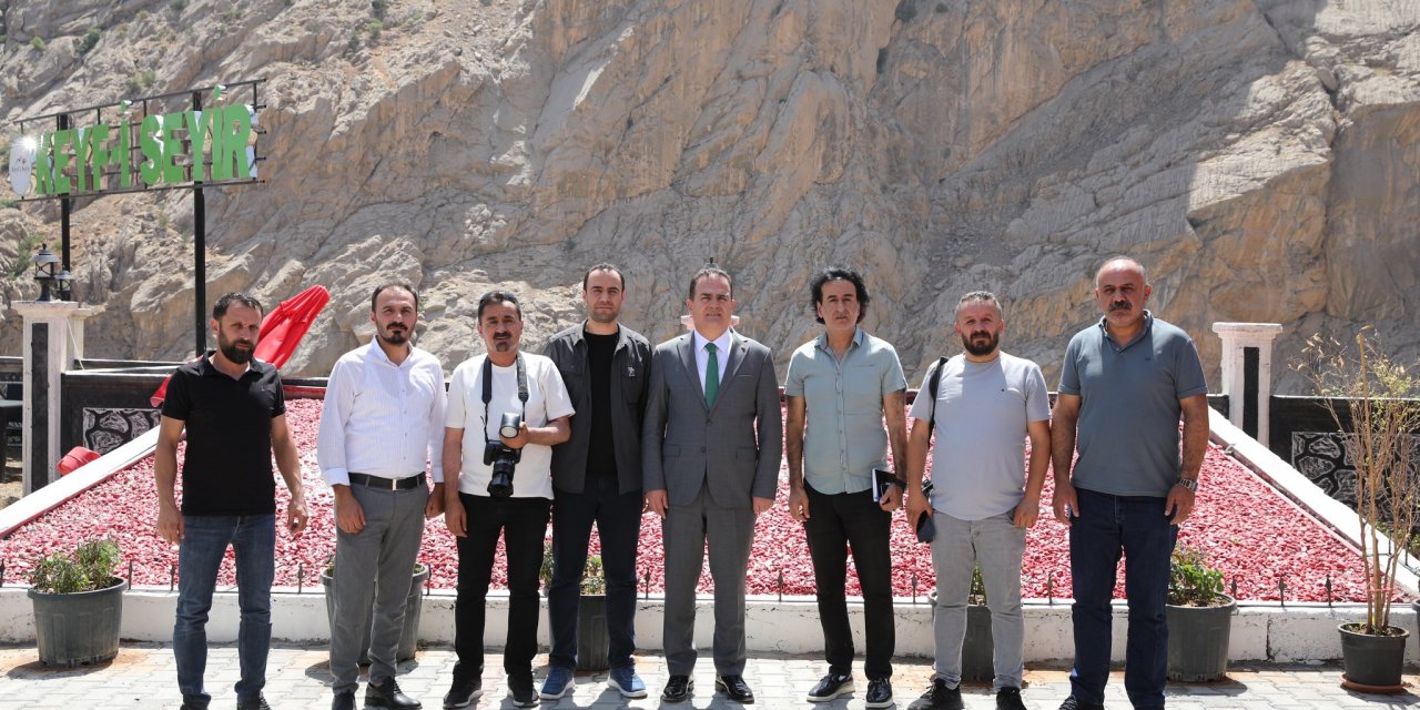 Vali Akbıyık gazetecilerle bir araya geldi