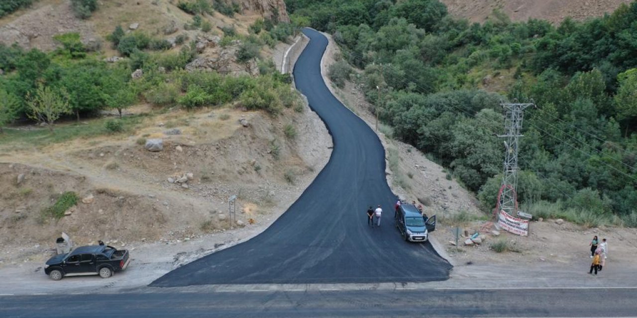 Hakkari'de köy yolları Asfalt yapım çalışmaları devam ediyor