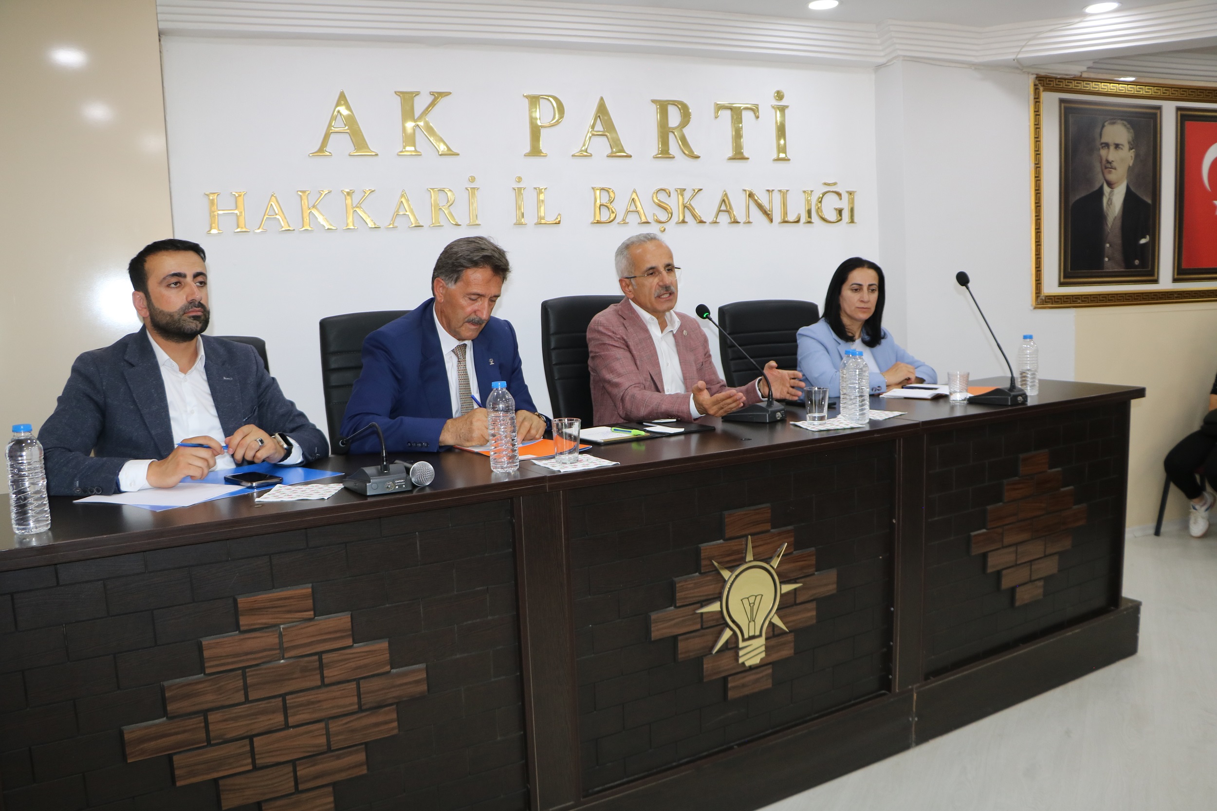 Hakkari'de konuşan bakan Uraloğlu: Seçimler'de Hakkari belediyesini alın