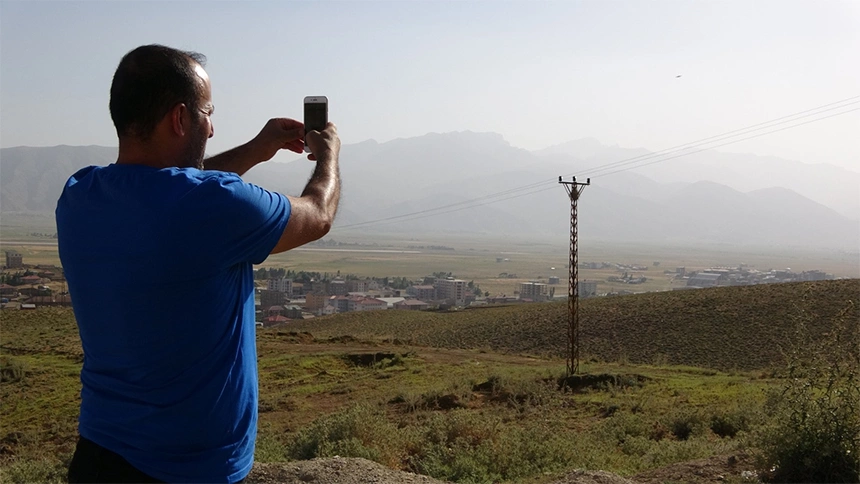 Yüksekova'da dağlar toz bulut içinde kayboldu