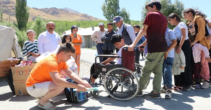 İstanbul'dan Hakkâri’ye gelen gönüllüler köy çocuklarını oyuncaklarla sevindirdi