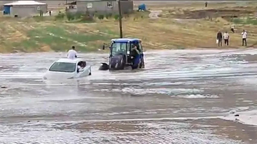 Türkiye-İran kara yolu sel nedeniyle ulaşıma kapandı