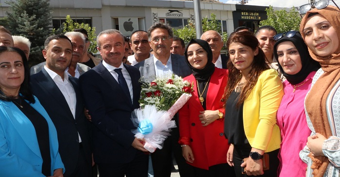 AK Parti Hakkari İl Başkanına davul zurnalı karşılama