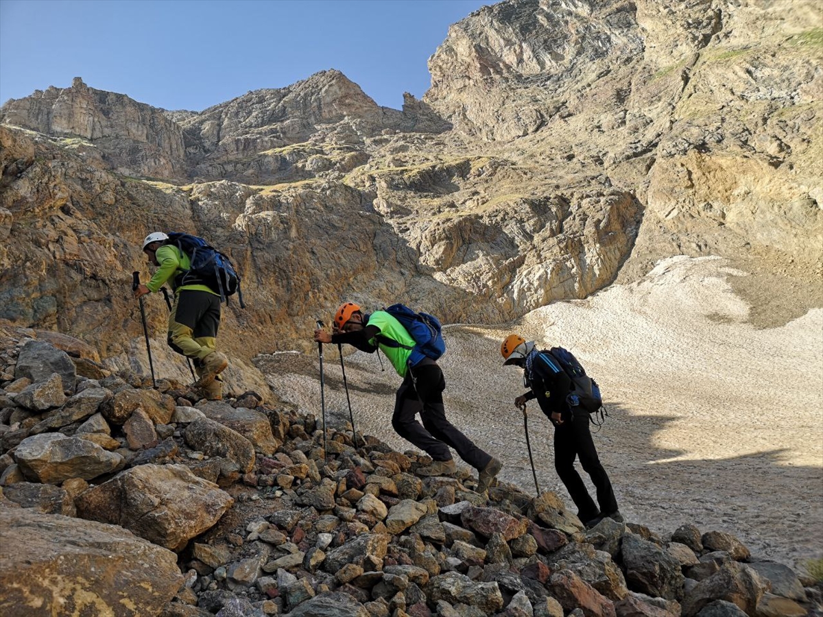 Hakkari'de dağcılar Sümbül ve Spi Dağı'na tırmandı