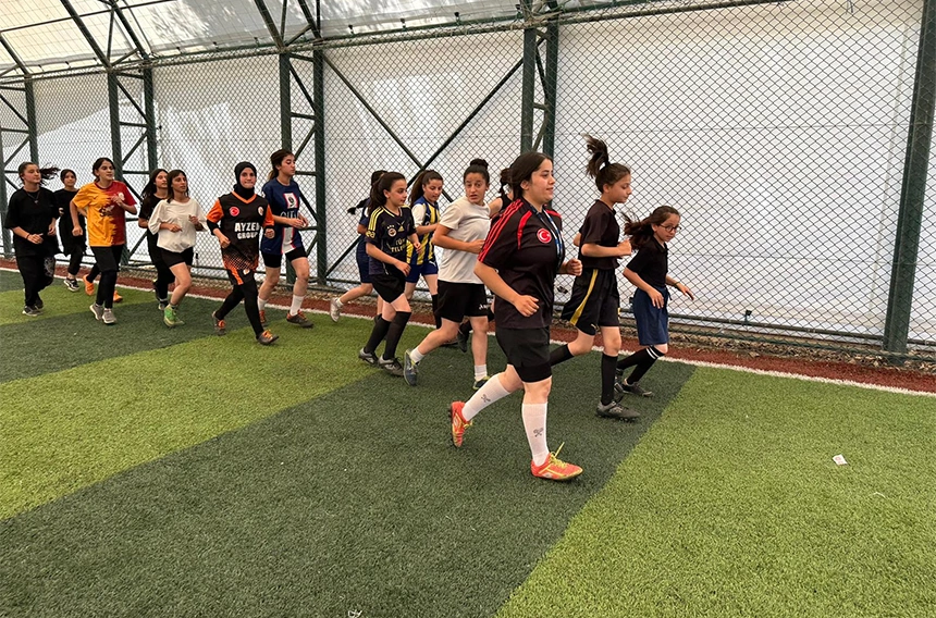 Yüksekova'da genç kadın gündüz antrenörlük, akşam esnaflık yapıyor