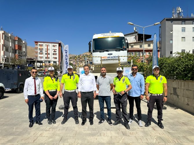 Hakkari'de emniyet kemerinin önemi simülasyon aracıyla anlatıldı