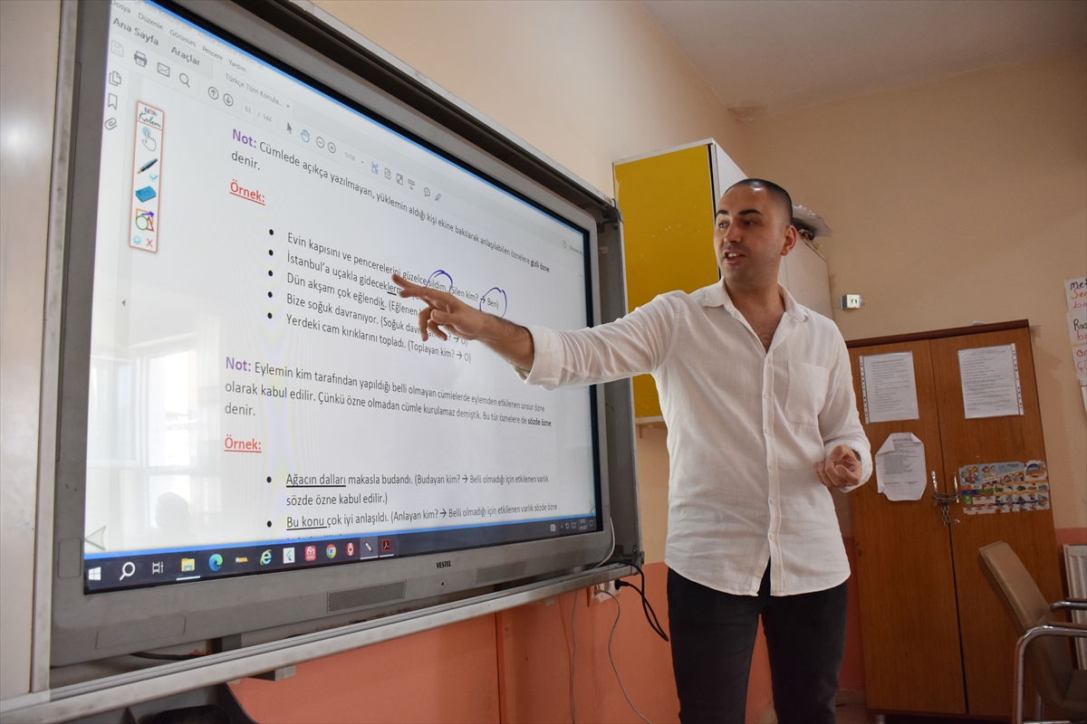 Manisalı öğretmen yaz tatilinde de Hakkari'deki öğrencilerini sınava hazırlıyor