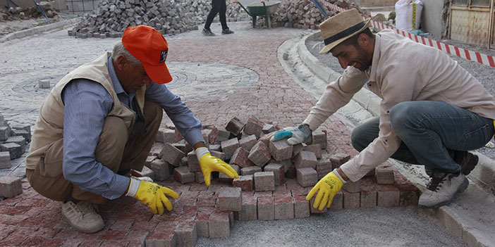 Çekiçleri ile Hakkari sokaklarına şekil veriyorlar