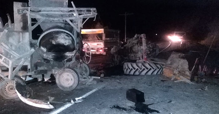 Hakkari'de Traktör ile hafif ticari araç kafa kafaya çarpıştı