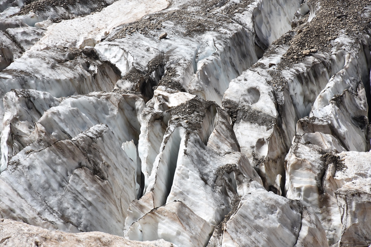 Cilo buzullarının erimesi sonucu buzul gölü genişledi