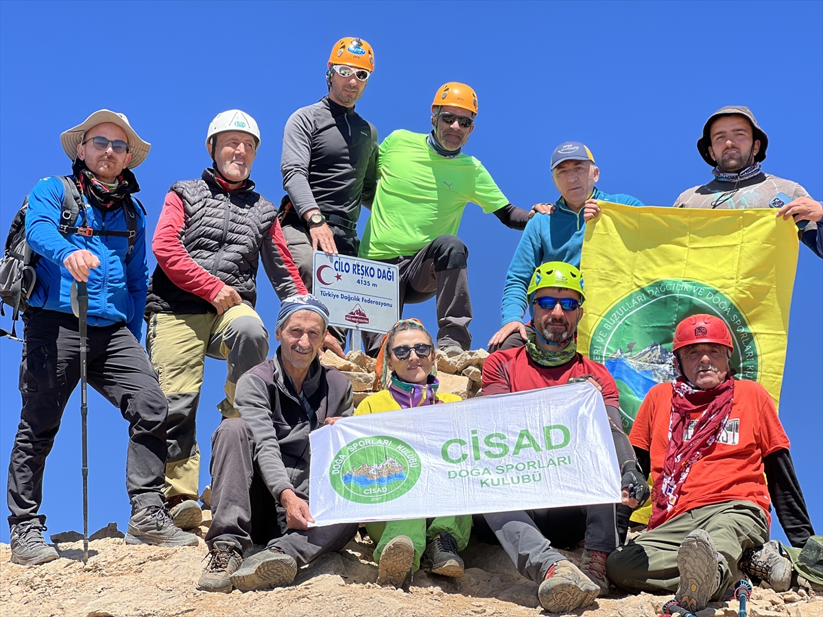 Hakkari'de dağcılar Uludoruk'ta zirve yaptı