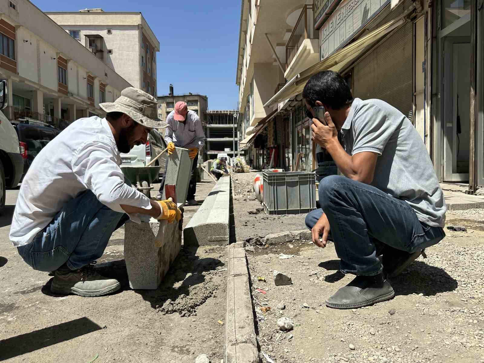 Yüksekova'da kaldırım çalışmaları sürüyor