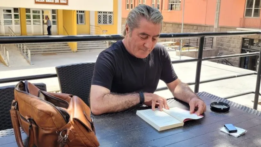 Üniversite oda vermedi, masasını bahçeye kurdu