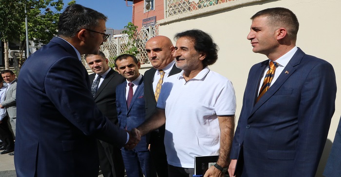 Vali Sıcak, Mevsim sıcak! Hakan Taş yazdı...