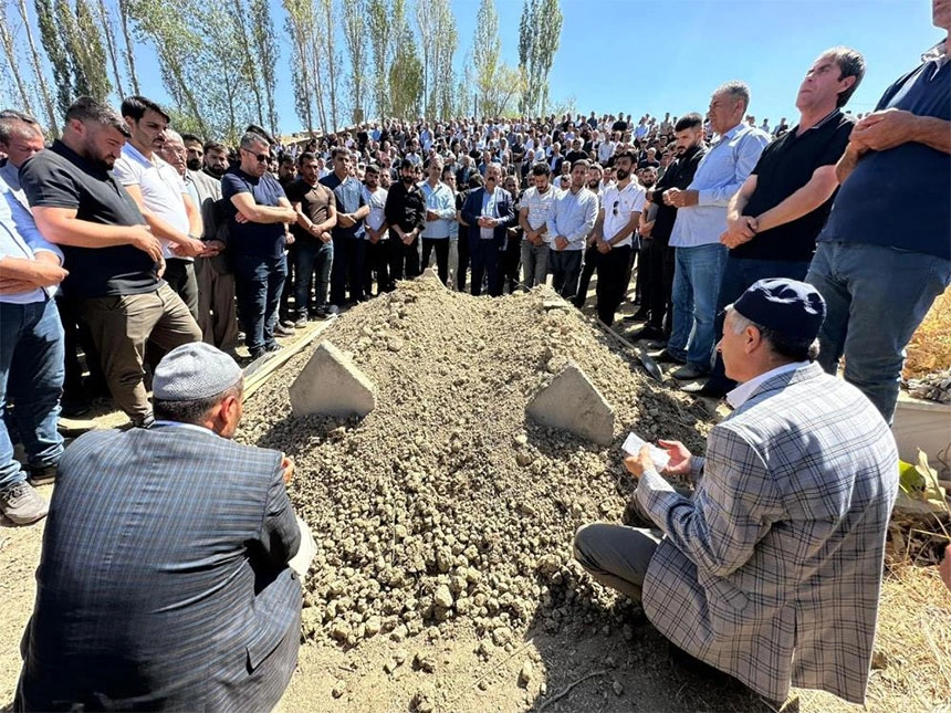 Yüksekova'daki kazada hayatını kaybeden anne ve oğlu defnedildi