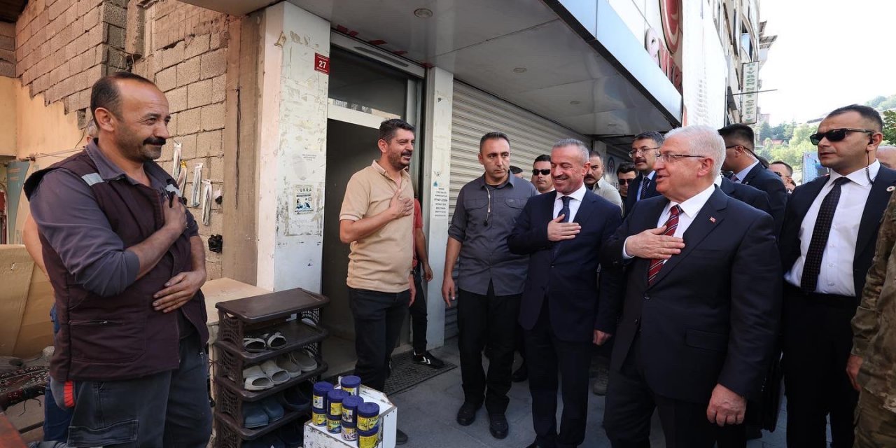 Bakan Güler, Hakkari'de esnaf ziyareti yaptı