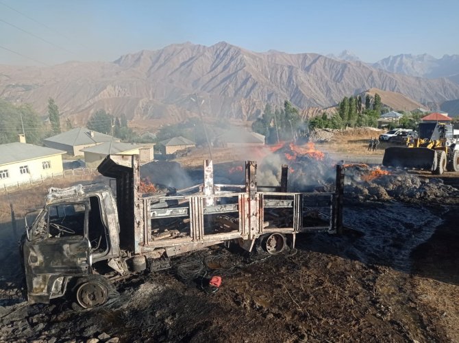 Hakkari'de 5 bin bağ otu ve kamyonet yandı