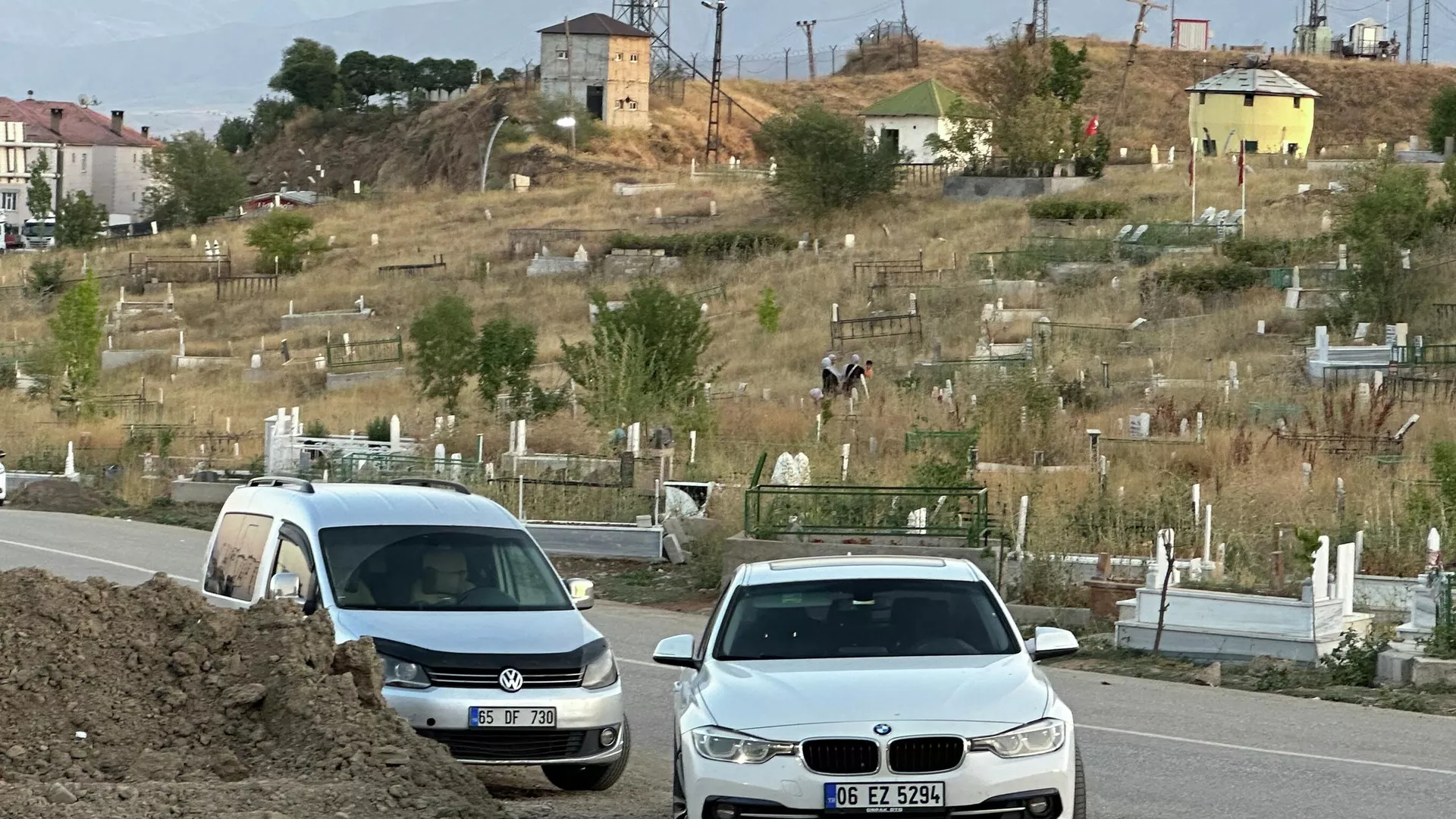 Yüksekova'da mezarlıkta yer kalmadı, mezarlar yola taştı