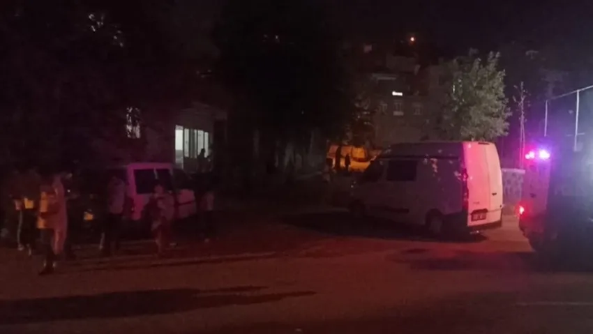 Evinde otururken başından vuruldu