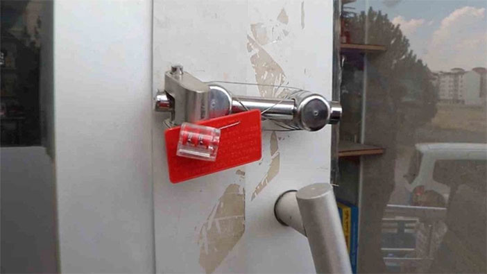 Yüksekova'da ruhsatsız iş yerleri mühürlendi