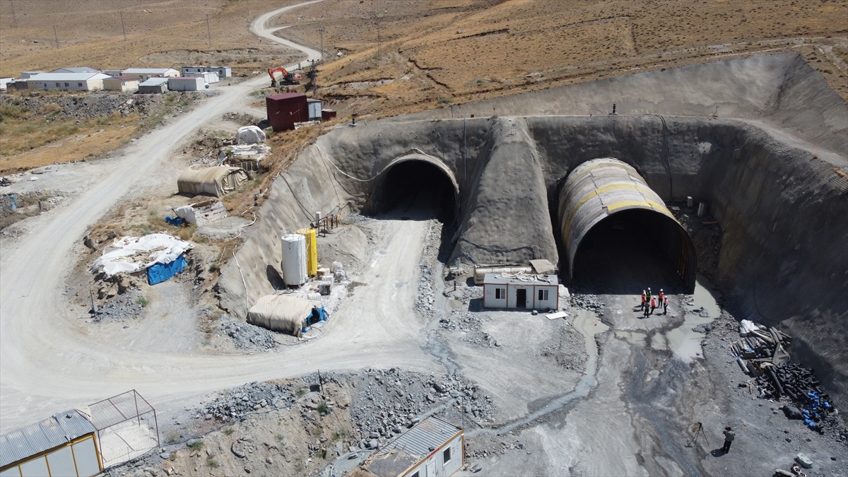 Van-Hakkari kara yolunda ulaşım Güzeldere Tüneli ile daha güvenli olacak