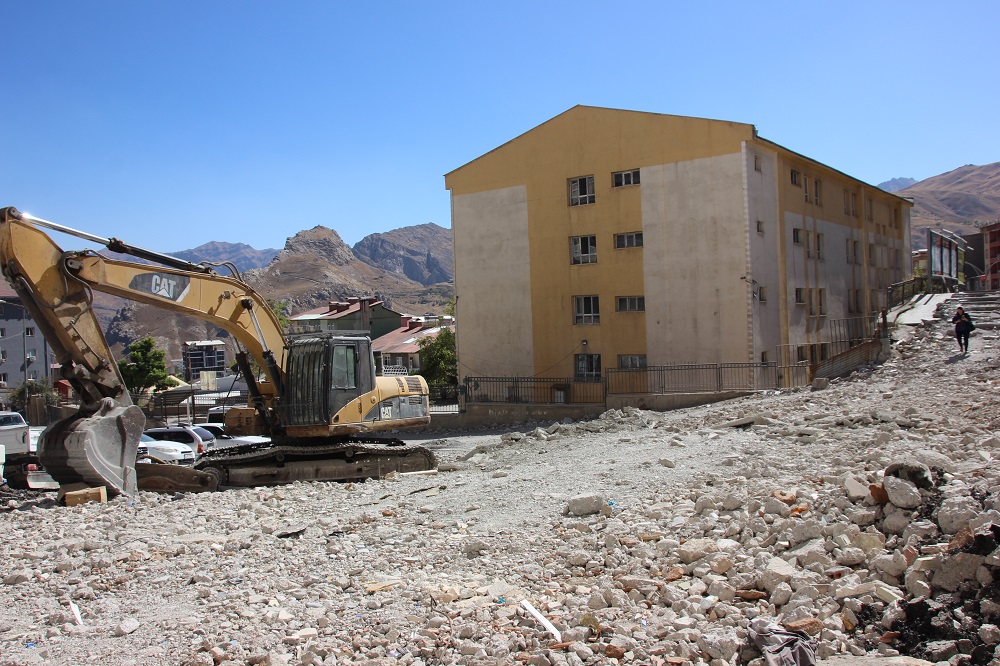 Hakkari’de yıkılan caminin enkazı öğrenciler için tehlike arz ediyor