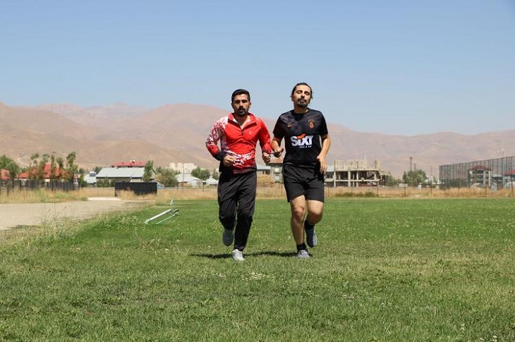 2 üniversite mezunu görme engelli Feyzullah, hayalinin peşinden koşuyor