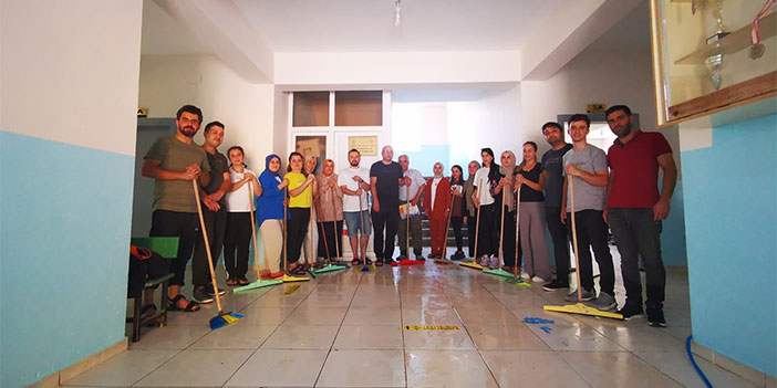 Öğretmenler, okulu boyayıp sınıflarda temizlik yaptı