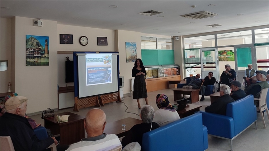 1923 yaşlıya dijital okuryazarlık eğitimi verildi