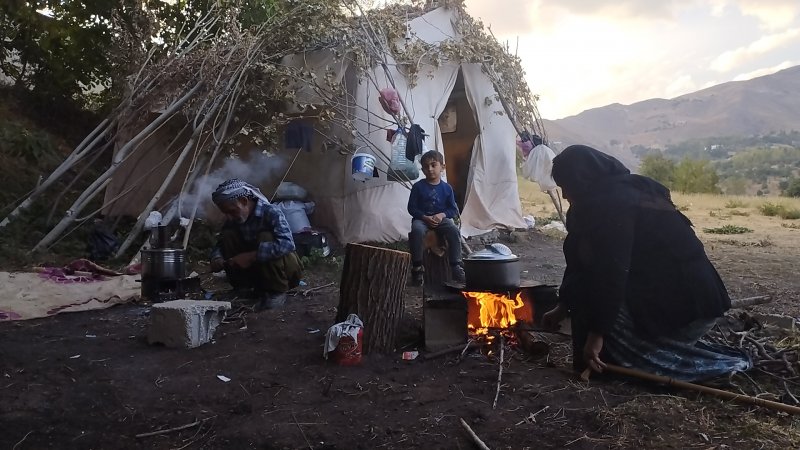 Hakkârili İncin ailesi Kirasını ödeyemeyince köyünde çadır açtı