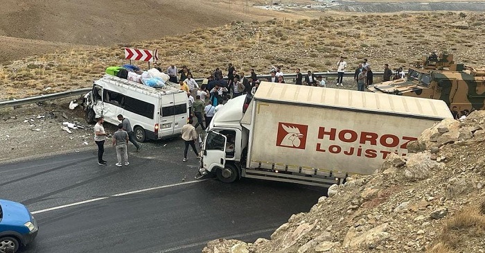 Hakkari-Van karayolunda kaza: 1 ölü 10 yaralı!