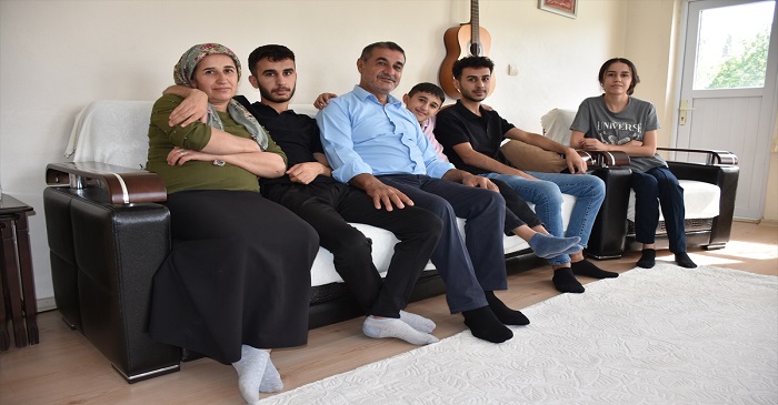 "Eğitim aşığı" anne ve babanın 7 çocuğundan 4'ü üniversiteli oldu