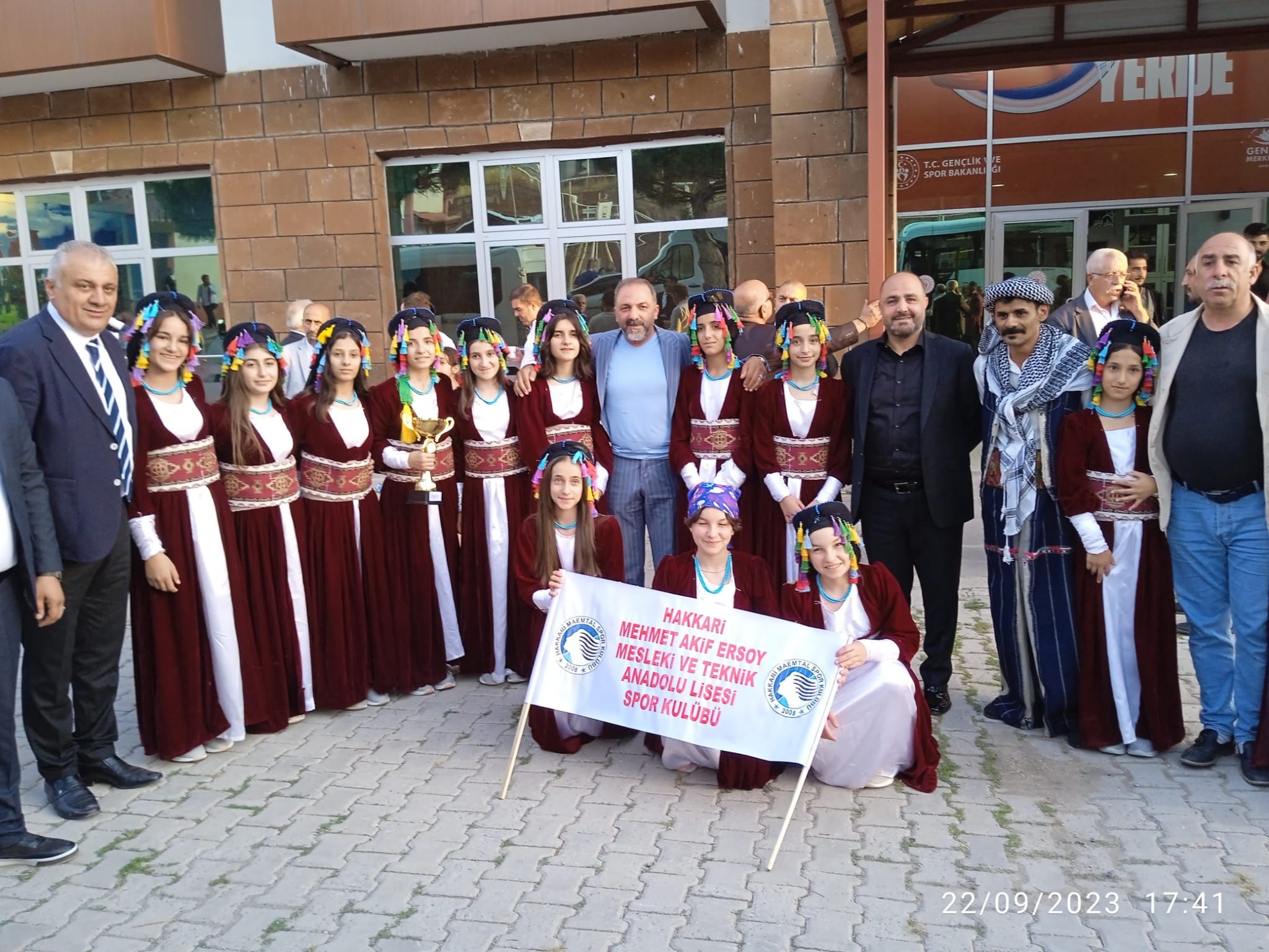 Hakkari halk oyunları ekipleri 2 dalda bölge birincisi oldu