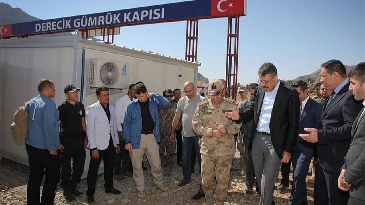 Hakkari Valisi Çelik Umurlu sınır kapısında incelemelerde bulundu