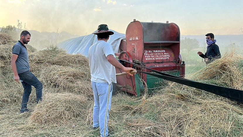 Yüksekova’da çiftçilerin zorlu Patoz mesaisi başladı
