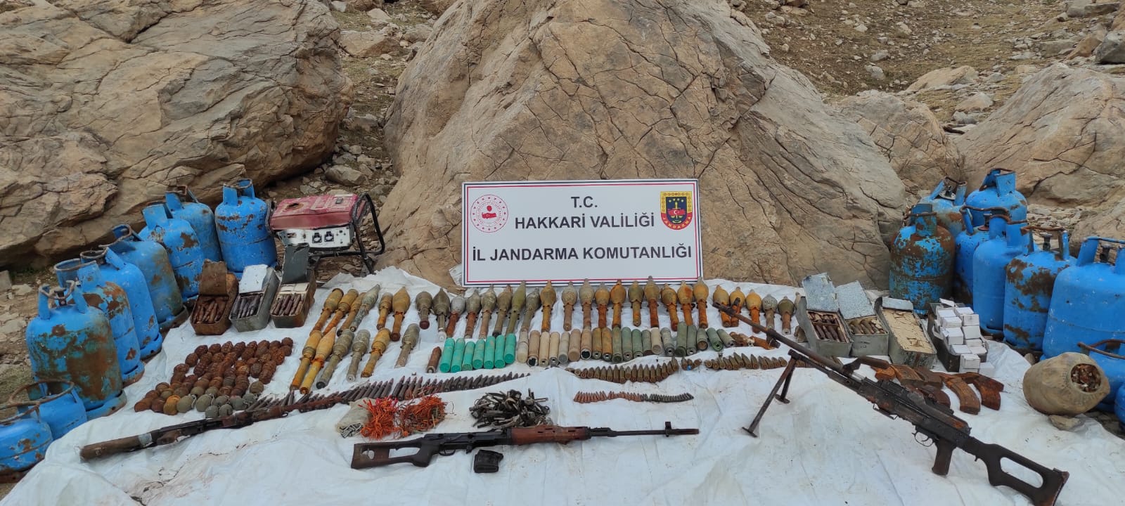 Hakkari kırsalında silah ve mühimmat ele geçirildi